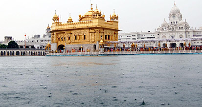 Raindrops falling on the surface of the Golden Temple sarovar present a beautiful sight.