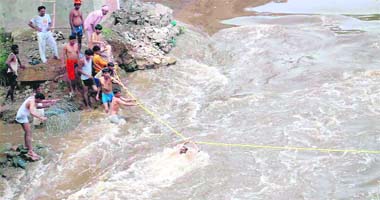 A diver being lowered into the Ghaggar river near Ratia in Fatehabad to look for bodies after a road collapse killed two persons following heavy rain