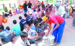 Devotees partake of langar organised to mark the martyrdom day of Guru Arjan Dev in Jalandhar
