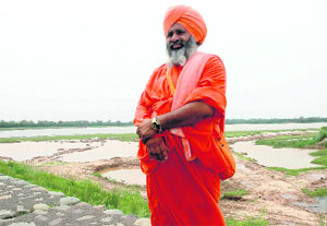 Any plans for Sukhna? Sant Baba Balbir Singh Seechewal known for restoring the pristine glory of the polluted Kali Bein stream associated with Guru Nanak Dev ji in Punjab by clearing the 160-km long stream of garbage, silt and other wastage, at Sukhna Lake in Chandigarh on Thursday.