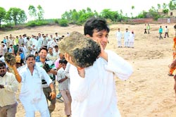 Kunal Bhadoo doing 'shramdaan' in a Fatehabad village
