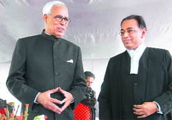 N.N. Vohra with Justice S.K. Radhakrishnan, Chief Justice of the Jammu and Kashmir High Court, after he was sworn in as the Governor in Srinagar.