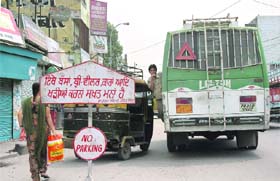 Parking of vehicles continues despite the orders of the traffic police at Samrala Chowk in Ludhiana