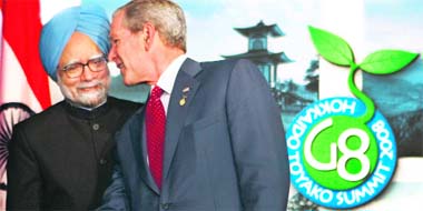 President Bush cosies up to Manmohan Singh in Toyako