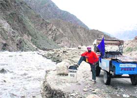 Jaibir Singh, along with his tractor, during his trans-Himalayan expedition