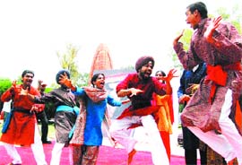 Artistes enact nukkad natak “Mohe Rang De” at the Jallianwala Bagh in Amritsar
