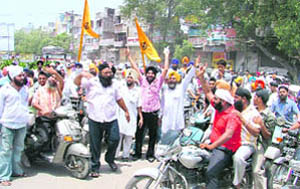 Activists of Sikh organisations protest in Ludhiana on Wednesday.