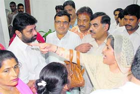 Former mayor Harjinder Kaur points an accusing finger at mayor Pradeep Chhabra after a fracas at the MC House meet in Chandigarh