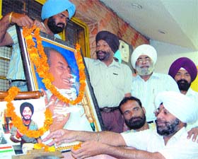 Members of the Mohammad Rafi Memorial Society pay floral tributes to Ishmeet Singh and Mohammad Rafi in Amritsar