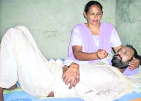 Rajinder Kaur feeding Daljit Singh Pannu