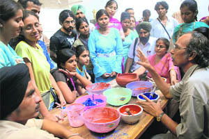 Dr Bhawani Shankar Sharma, a Padma Shri recipient, demonstrates the Jaipur fresco technique to students of Government College of Arts in Chandigarh