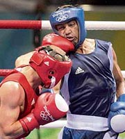 Moldovas Veaceslav (left) batters Akhil.