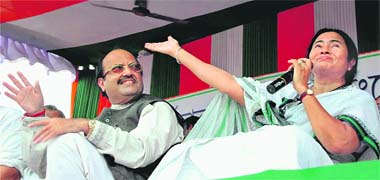 Trinamool Congress chief Mamata Banerjee and Samajwadi Party general secretary Amar Singh at a dharna in front of Tata small car factory at Singur