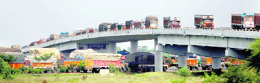 Trucks wait in line on the National Highway at Palsit, 80 km north of Kolkata, on Wednesday in delays caused by the agitation by the Trinamool Congress at Singur.
