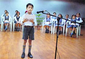 A student participating in the paper reading contest held at SPS-41
