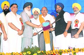 Chief Minister Parkash Singh Badal presents Anil Aggarwal, chairman, Vedanta Group, with a memento after laying the foundation stone of the 1980-MW thermal power plant at Banwala village in Mansa district