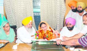 Jaswinder Kaur Sandhu along with cabinet minister Heera Singh Gabria, former cabinet minister Mahesh Inder Singh Grewal, former MP Rajinder Kaur Bulara while taking over as the president of Sahnewal Nagar Panchayat