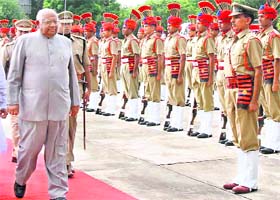 Lok Sabha Speaker Somnath Chatterjee inpsects the guard of honour at the ceremonial gate of Haryana Vidhan Sabha