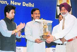 Union minister for communication and information technology Thiru T. Raja presents the state award under the computer literacy excellence awards for schools, 2007 (CLEAS-2007) to director and principal of Dalhousie Public School G.S. Dhillon in New Delhi recently.