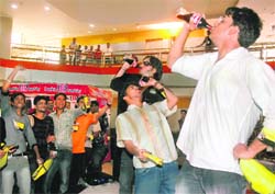 One minute task: Youngsters try out their luck. photo by Parvesh Chauhan