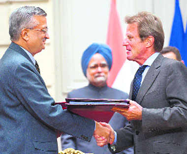 French Foreign Affairs Minister Bernard Kouchner (right) and chairman of India's Atomic Energy Commission Anil Kakodkar shake hands after signing a cooperation agreement in Paris on Tuesday.