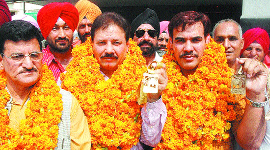 Winners of the world veteran wrestling championship Kartar Singh and Randhir Dheera being welcomed at Jalandhar railway station on Tuesday.