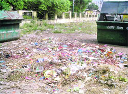 Garbage is being unrestrictedly dumped in the grain market of Doraha where paddy is to be placed.
