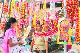 Markets decked up and women are seen shopping for Diwali in Ludhiana