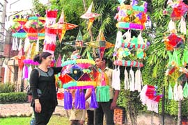 Markets decked up and women are seen shopping for Diwali in Ludhiana