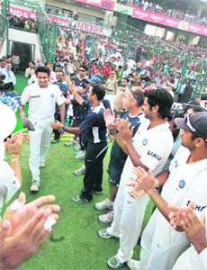 Teammates give a standing ovation to Anil Kumble after he announced his retirement from Test cricket on Sunday at the Ferozeshah Kotla ground in New Delhi