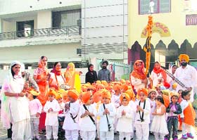Tiny tots of Love Dale take out a ‘prabhat pheri’ in Ludhiana
