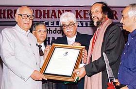 Bihar Governor R.L. Bhatia presents Sat Paul Mittal National Award to Nobel Peace prize winner R.K. Pachauri during the birth anniversary celebrations of Pandit Jawaharlal Nehru at Nehru Sidhant Kender Trust