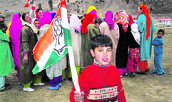 Rain, snow failed to dampen the spirits of followers of the NC and the Congress in Gurez on Thursday.