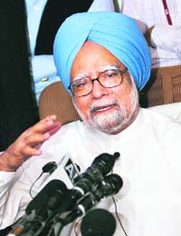 Manmohan Singh addresses the media on board his aircraft while returning from Washington