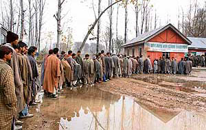 Kashmiri Muslims at a Bandipora polling station, 70 km off Srinagar.