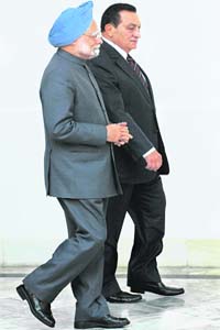 Prime Minister Manmohan Singh with Egyptian President Hosni Mubarak before their meeting at Hyderabad House in New Delhi