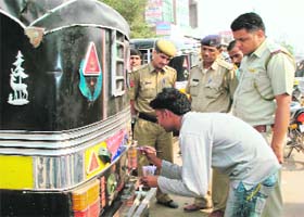 Sirsa traffic cops get the PCR phone number painted on autos