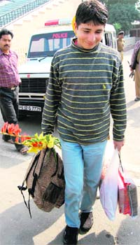 Nasir Sultan heads for Attari Border after leaving the juvenile home he was staying in after he crossed over into India illegally to meet actor Shah Rukh Khan