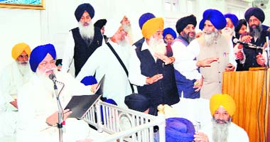 SGPC member from Haryana Jagdish Singh Jhinda (right) argues with Avtar Singh over representation for Haryana in the SGPC executive committee in Amritsar