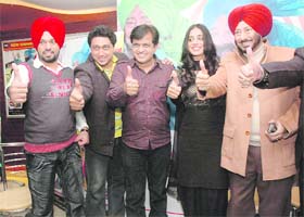 The Chak de Phatte cast: (From L) Gurpreet Ghuggi, Smeep Kang, Mahie Gill, Vivek Shauq and Jaswinder Bhalla Photo: Parvesh Chauhan