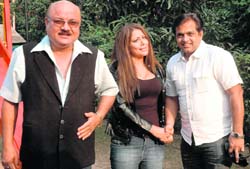 Three Musketeers: (L-R) Aroon bakshi, Tinaa Ghaai & Vivek Shauq