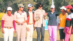 Girl golfers with Gul