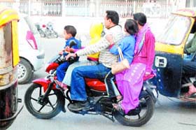 Traffic rules go to hell: A family of five rides a motorbike in Jalandhar