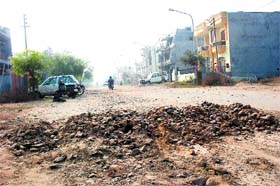 Dug up, potholed roads of Chhoti Baradari, Part-2, call for attention of the officials of PUDA