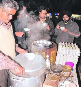 Spicing it up with soup at a rehri in the city Photo: Vinay Malik