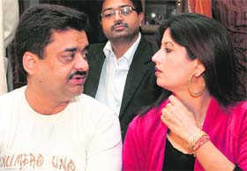 Chand Mohammad (Chander Mohan) and Fiza (Anuradha Bali) talk to mediapersons in Chandigarh