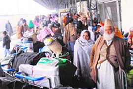 Pakistani passengers wait for the Samjhauta Express at the Attari railway