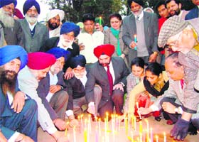 People pay tributes to victims of Mumbai terror attacks at Baradari Garden in Patiala