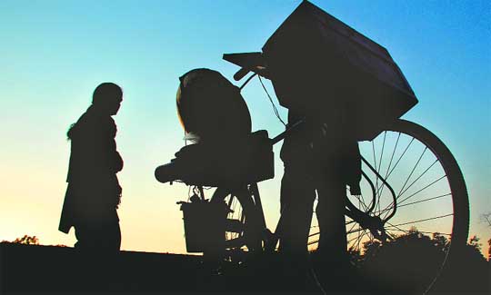 As the sun plays hide and seek, lensman Himanshu Mahajan captures the silhouettes of a street vendor and his fare at the Government Museum and Art Gallery-10