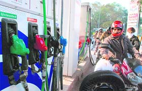 Heavy rush at a petrol pump in New Delhi